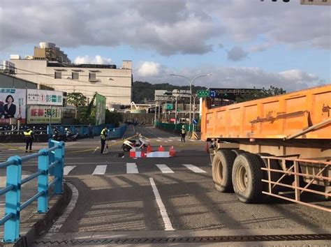 樹林環河路車禍|又是內輪差奪命！單車女遭同向砂石車輾斃 丈夫目睹。